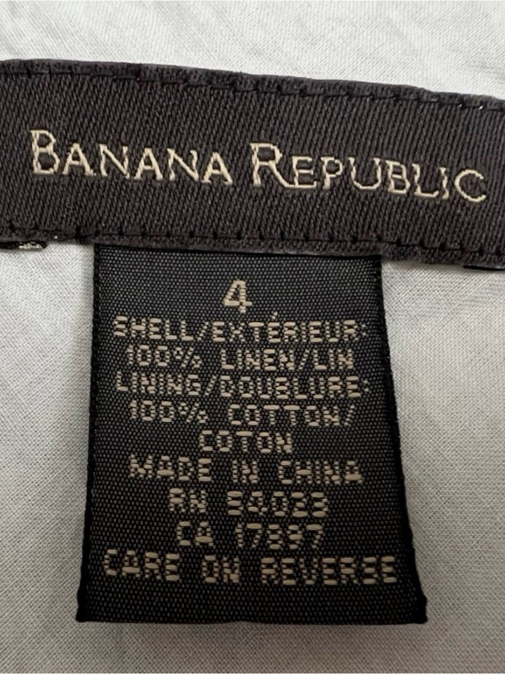 Banana Republic Black and Cream Brand Label Close-Up - Picture 3 of 16